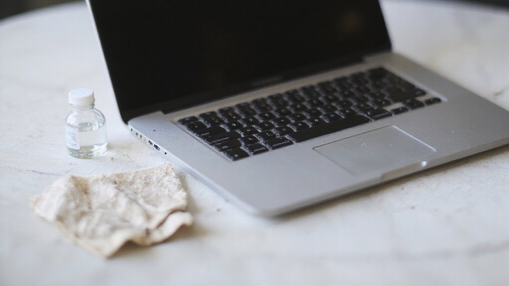 oczyść i zabezpiecz ekran macbooka