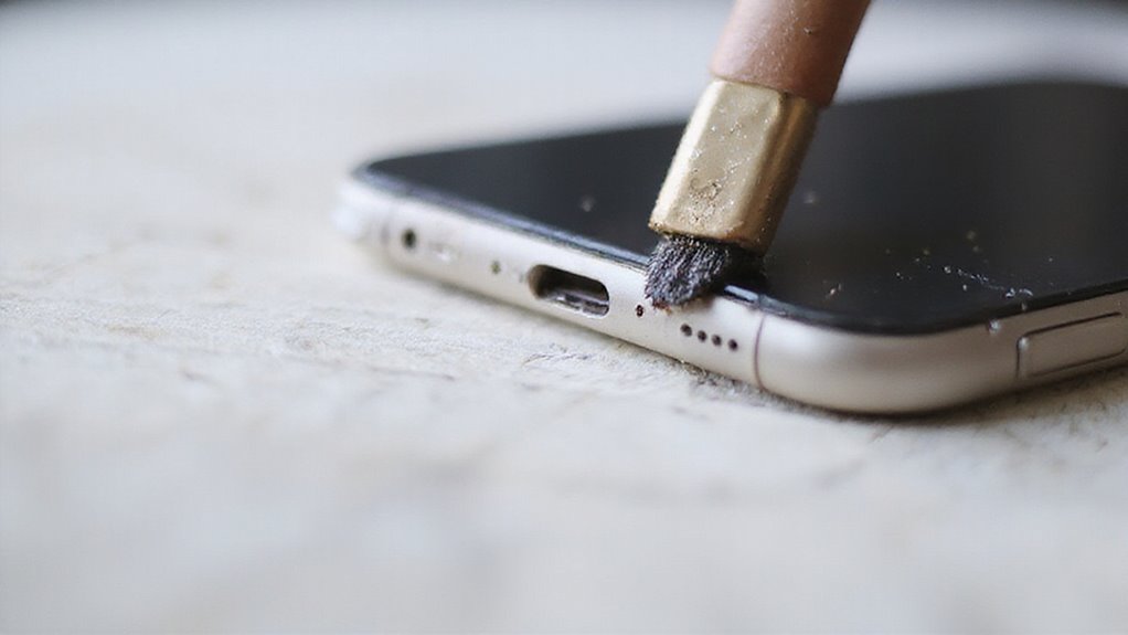 oczyść port ładowania regularnie