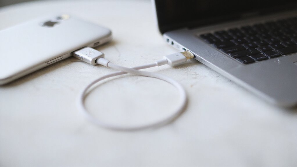 podłączanie iphone'a do macbooka