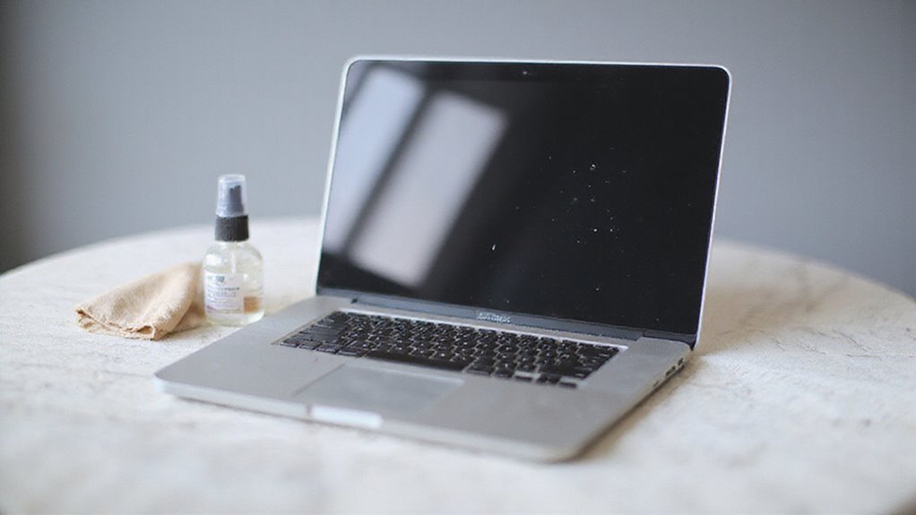 bezpieczne czyszczenie ekranu macbooka